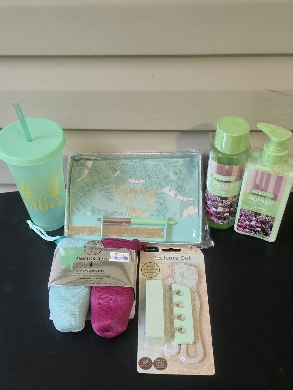 Assorted Women’s Bath & Body Gift Set - Mint & Pink